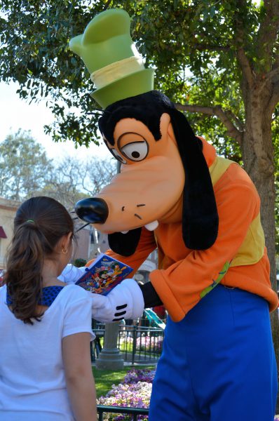 Goofy Signing Autograph for Young Girl at Disneyland in Anaheim, California - Encircle Photos