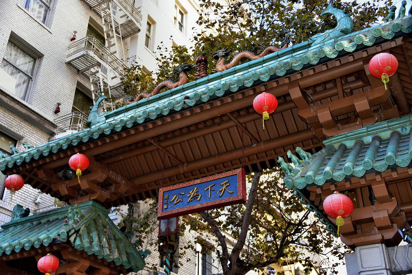 Chinatown’s Dragon Gate in San Francisco, California Encircle Photos