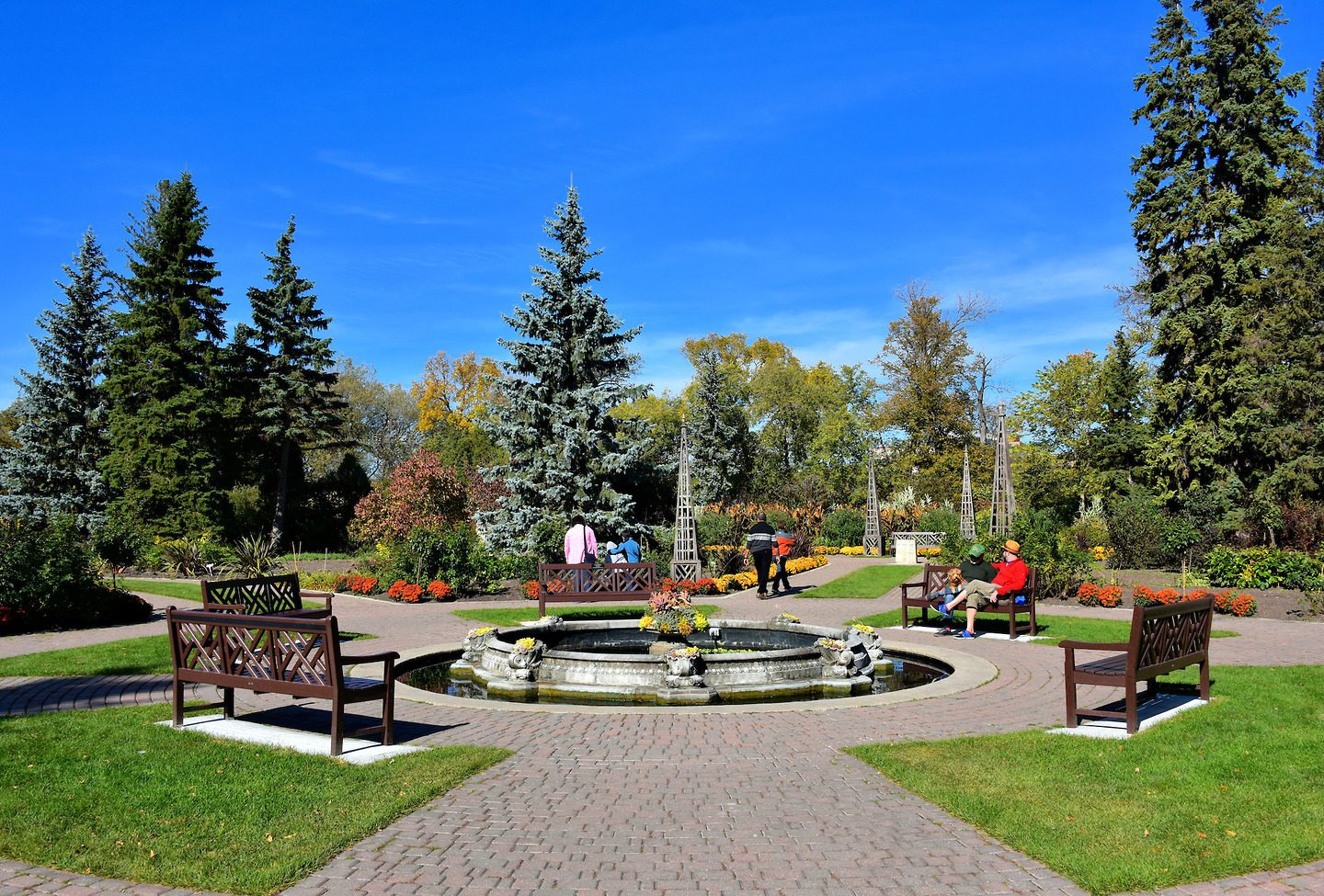 English Garden in Assiniboine Park in Winnipeg, Canada Encircle Photos