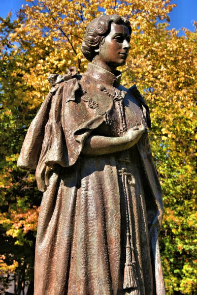 Queen Elizabeth II Statue in Winnipeg, Canada - Encircle Photos