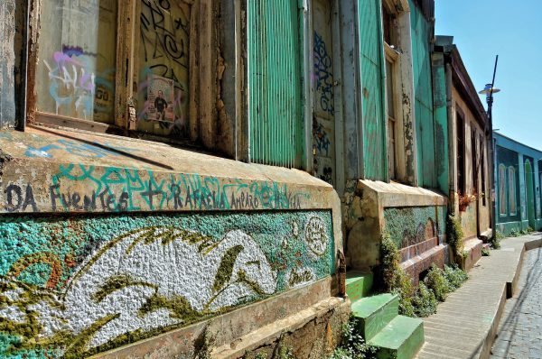 Rudimentary Graffiti in Valparaíso, Chile - Encircle Photos
