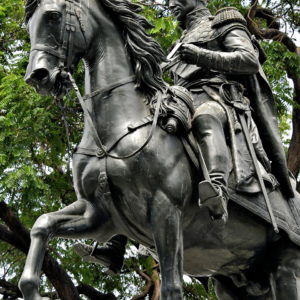 Simón Bolívar Monument at Seminario Park in Guayaquil, Ecuador - Encircle Photos