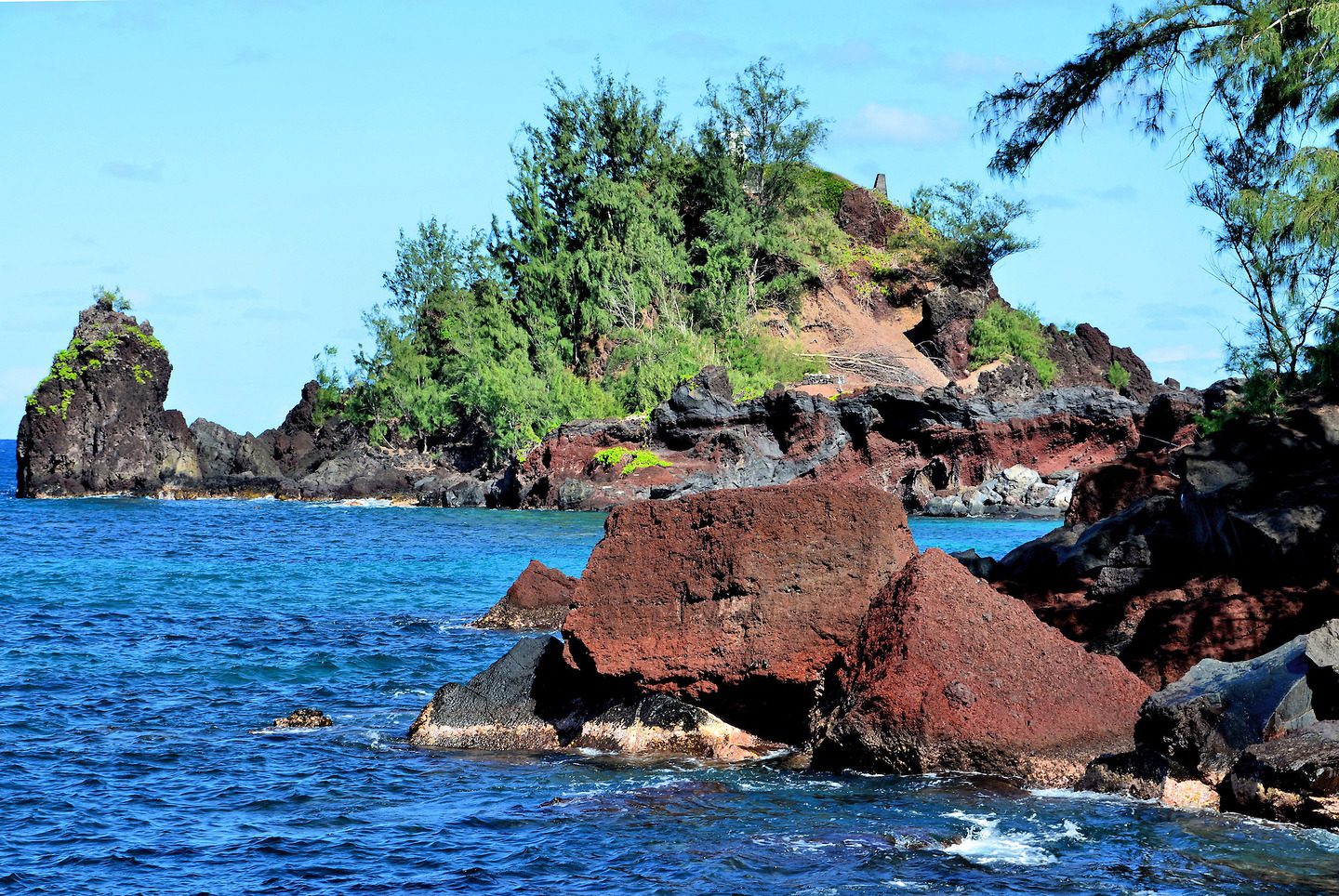 Hāna Bay at Hāna on Maui, Hawaii - Encircle Photos
