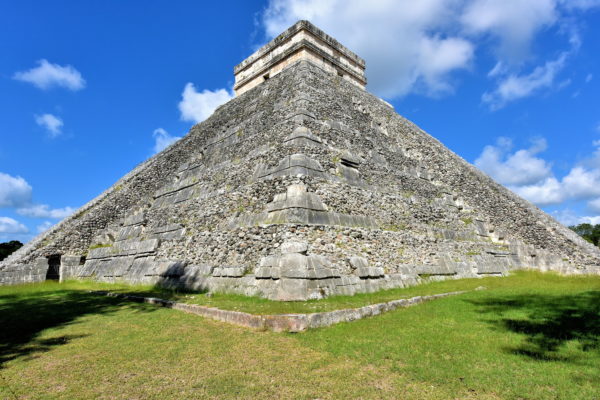 Description of El Castillo at Chichen Itza, Mexico - Encircle Photos