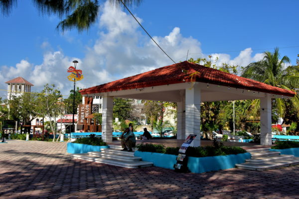 Relaxing Shaded Town Square in Puerto Morelos, Mexico - Encircle Photos