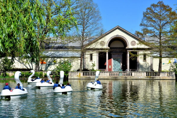 Chapter 47: Swan Boats at Zoo in Philadelphia, Pennsylvania - Encircle Photos