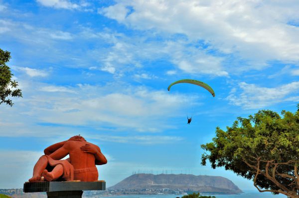 Paragliding Next to El Beso Statue to in Miraflores, Peru - Encircle Photos