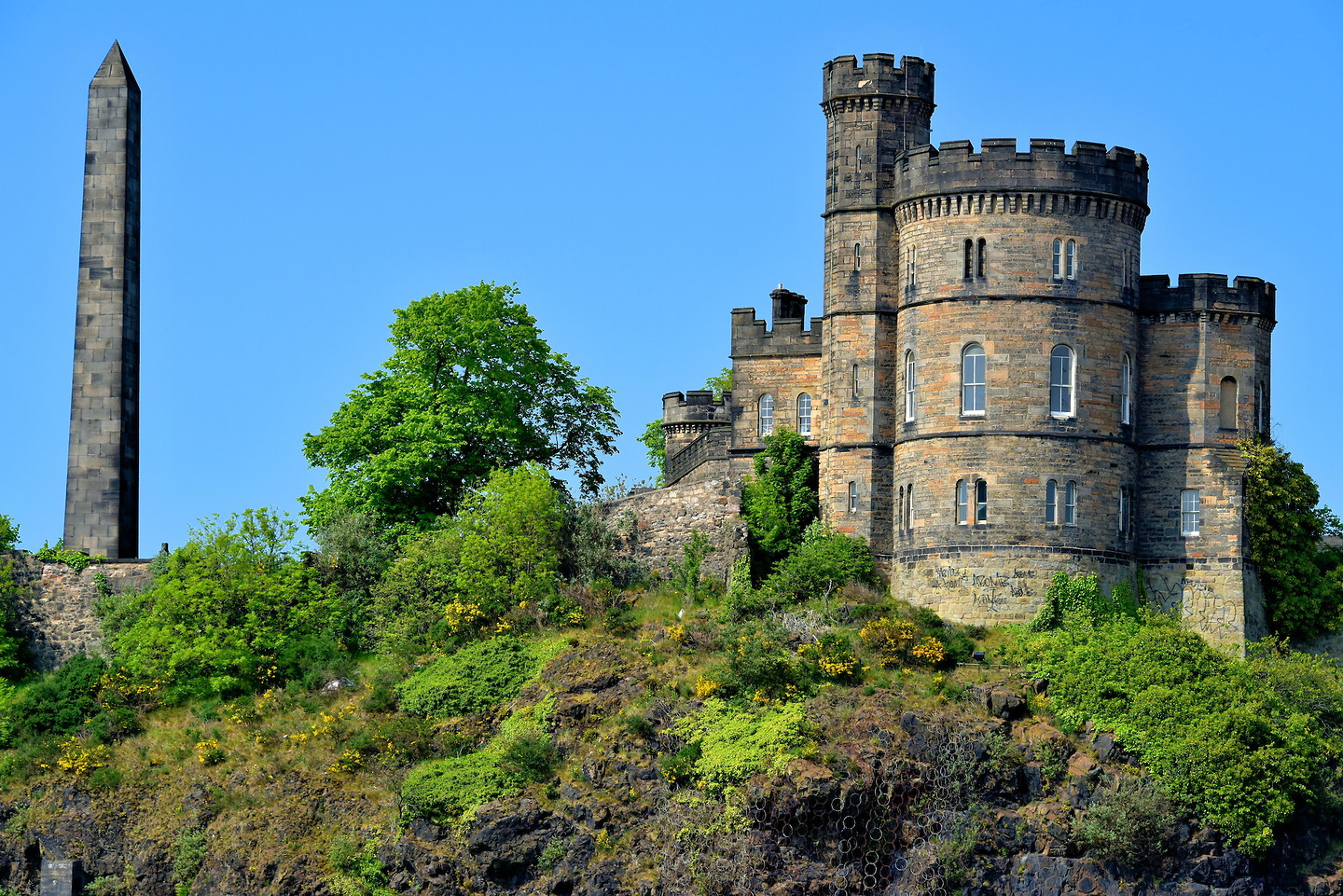 Martyrs’ Monument and Governor’s House in Edinburgh, Scotland