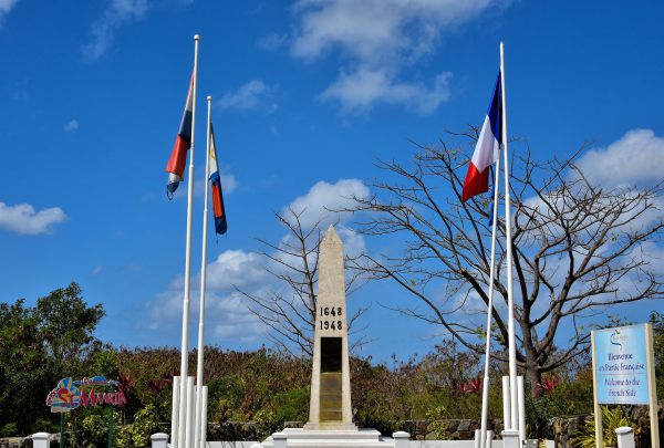 French Dutch Borderline in St. Maarten/ St. Martin - Encircle Photos