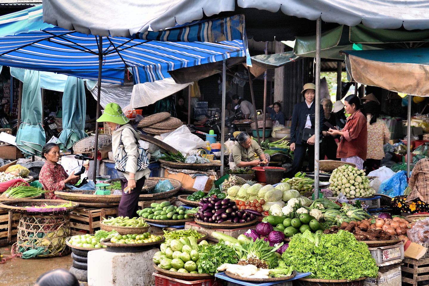Openair Produce or Squat Market in Hue, Vietnam Encircle Photos